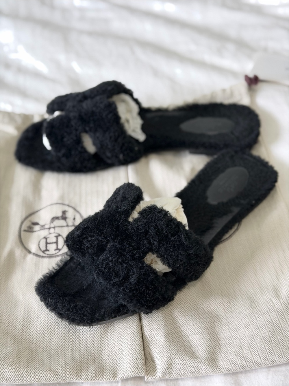 Hermes Shearling Oran fur Sandal Black size 42